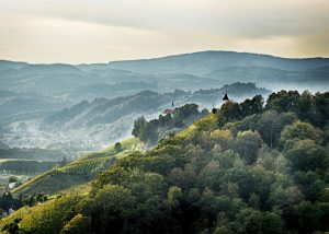 Traumhafte Aussicht auf Berge und Täler in Slowenien