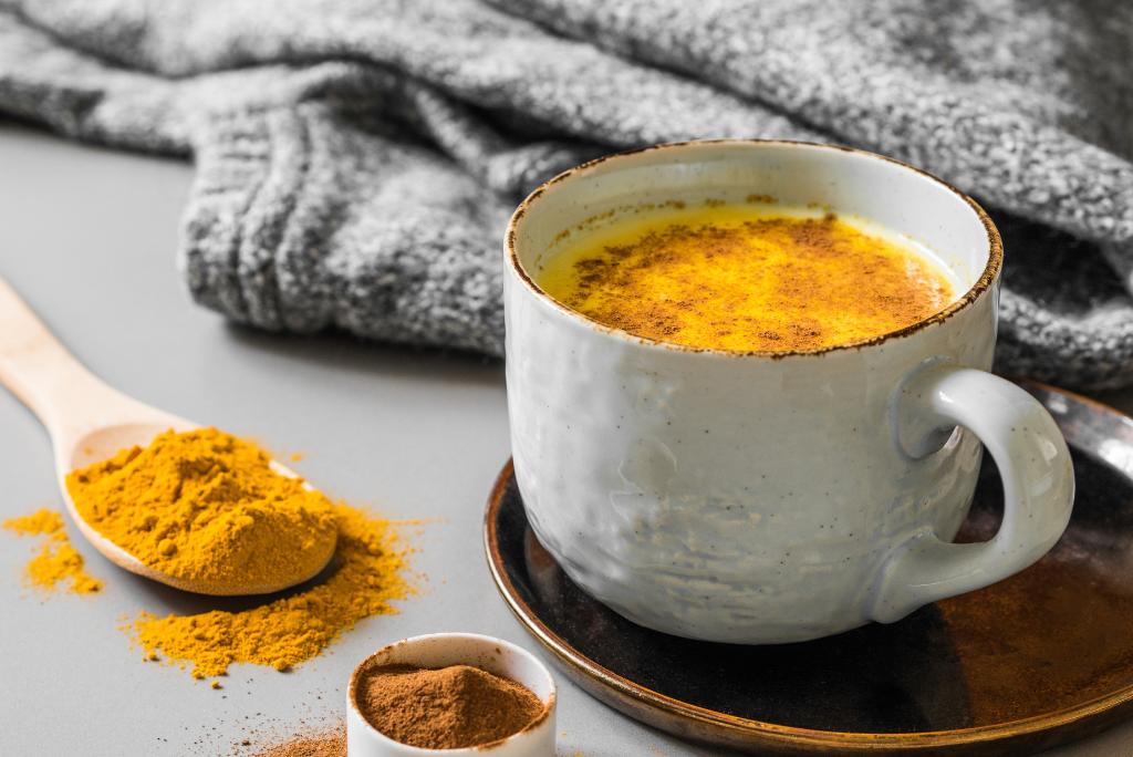Eine Tasse mit Goldener Milch.