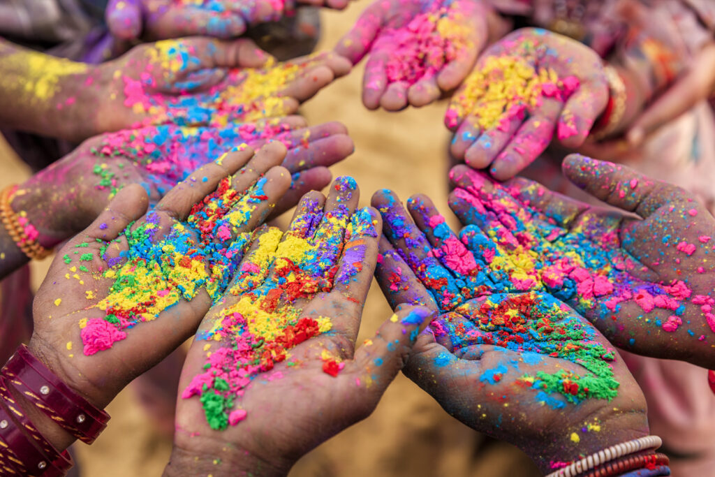 Der Gemeinschaft wird ein hoher Wert zugemessen zu Holi.