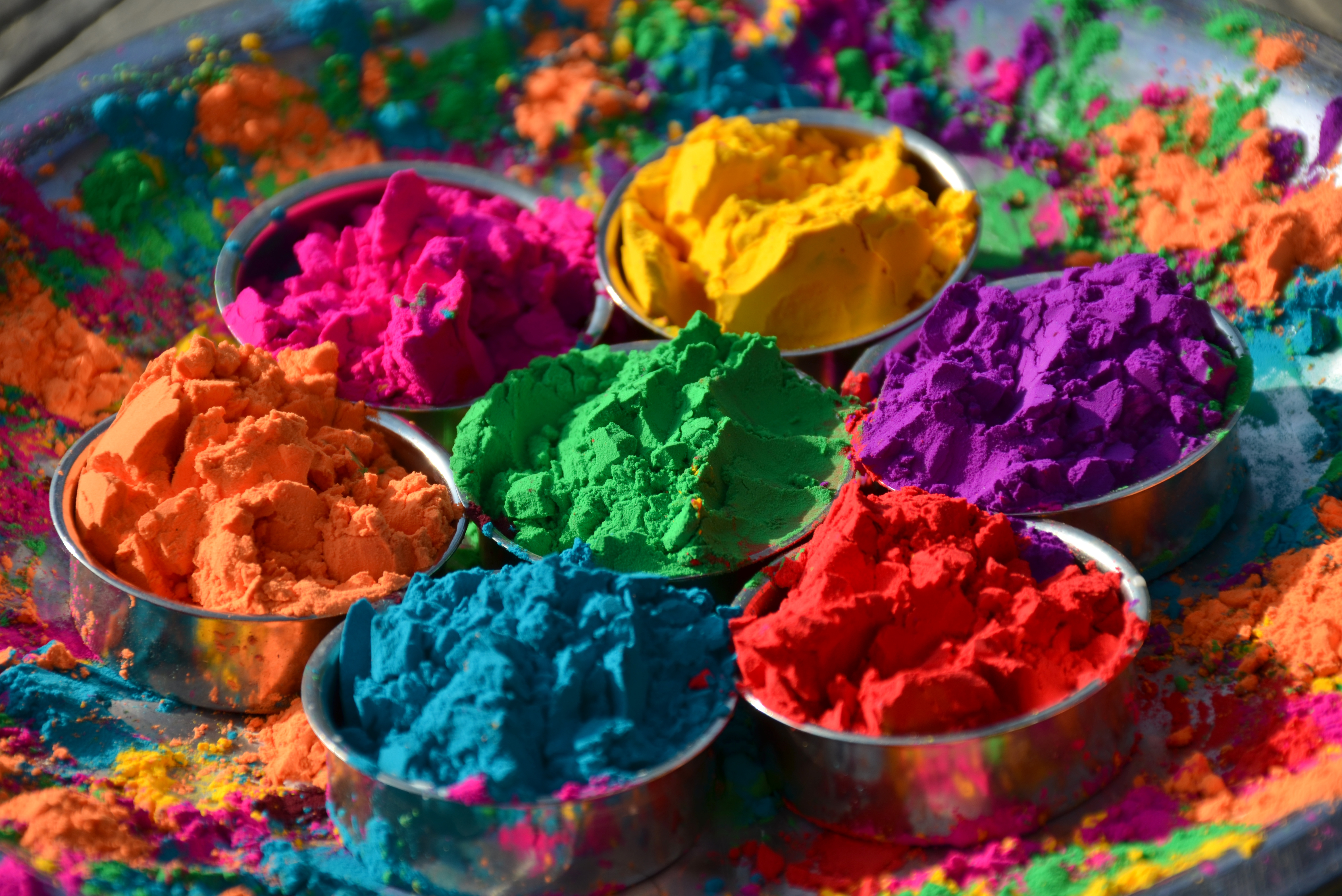 Verschiedene Holi Farbpulver.