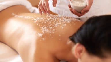 Massagen mit Salz sind äußerst angenehm.