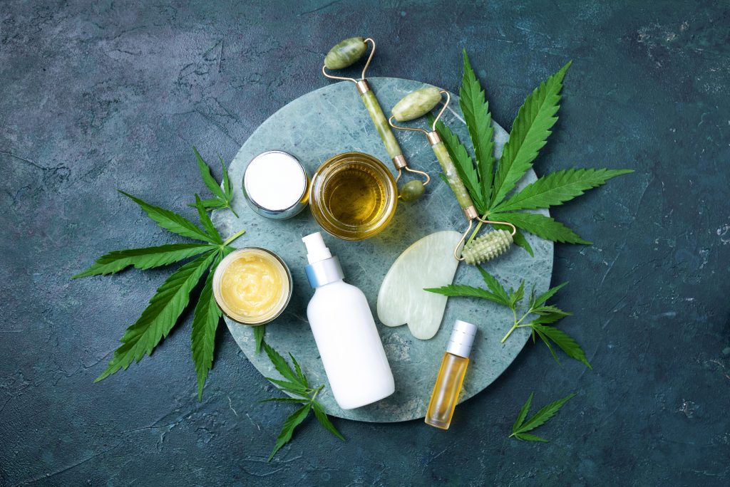 Verschiedene kosmetische Produkte mit CBD