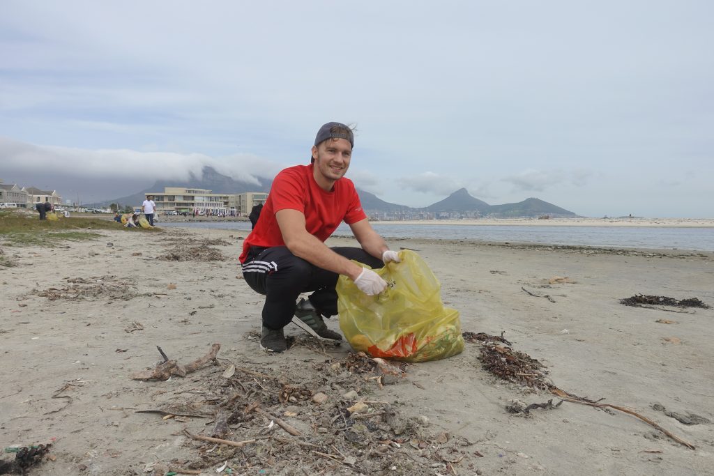 Christoph Schulz sammelt Müll an einem Strand in Südafrika