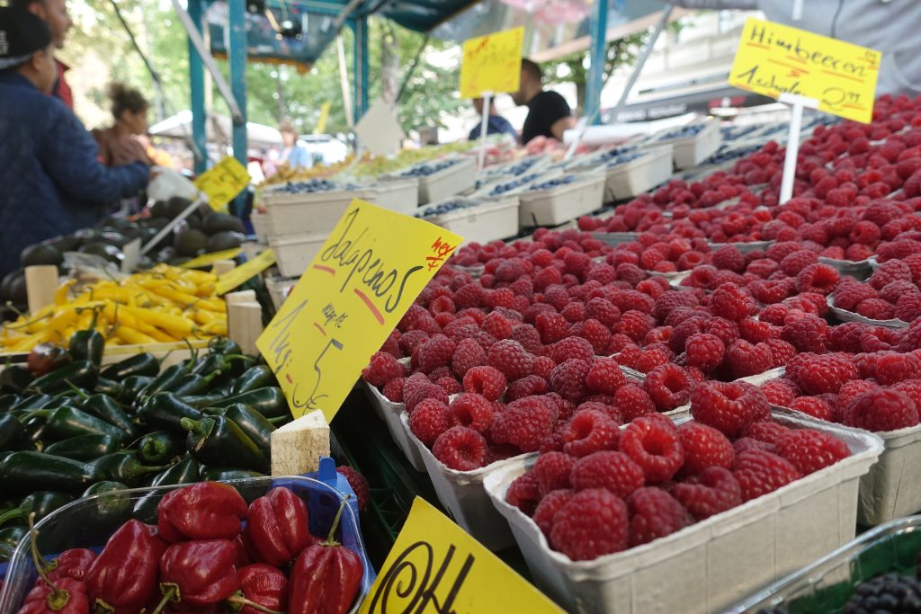 Himbeeren, Jalapeños und andere unverpackte Lebensmittel auf dem Markt.