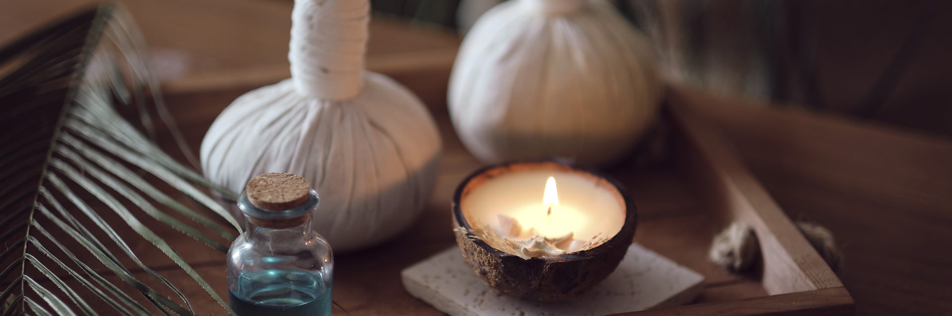 Kräuterstempel, Kerze und ayurvedisches Öl