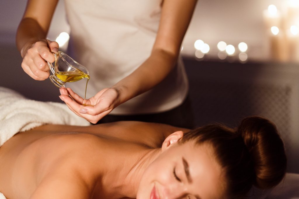 Frau bekommt Ayurveda Massage