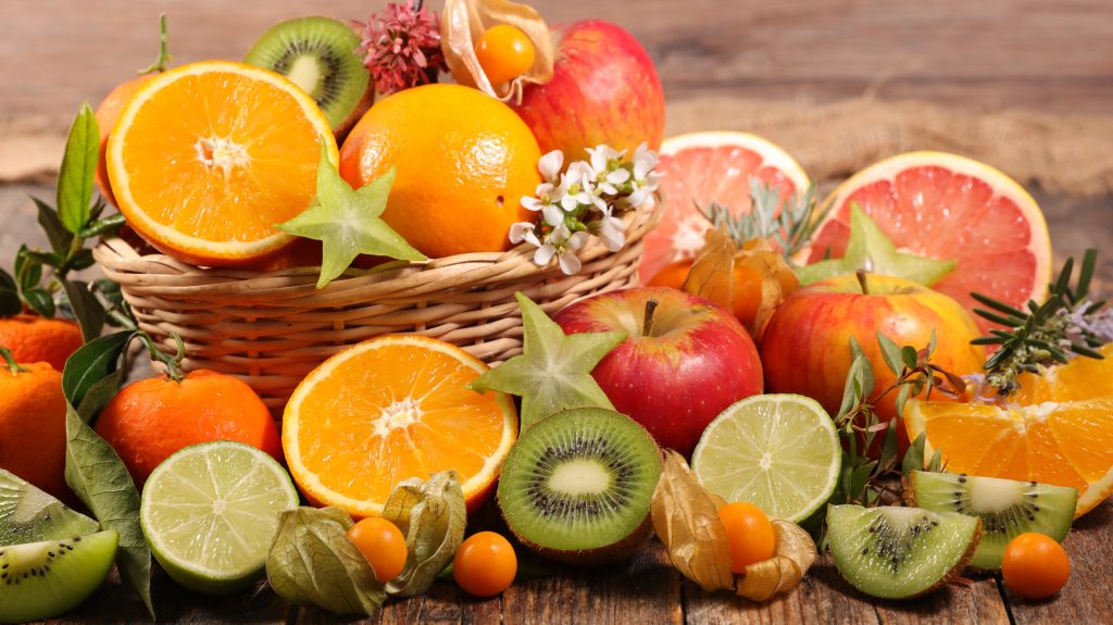 Verschiedene Obstsorten mit viel Vitamin C.