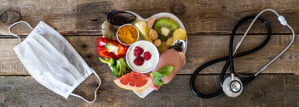 Eine Auswahl an Lebensmitteln, die das Immunsystem stärken - gesund und reich an Vitaminen und Antioxidantien.