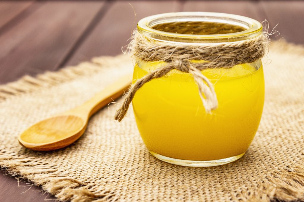 Ein Glas mit Ghee