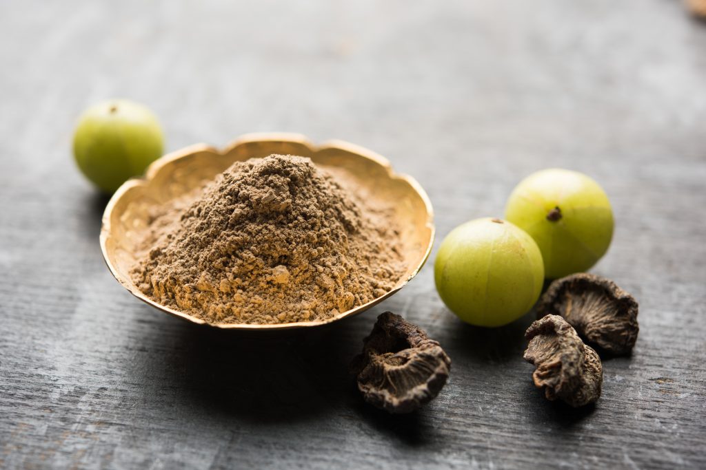 Ein Pulver aus Amla als ayurvedisches Heilmittel