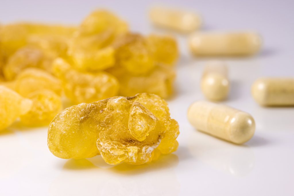 Boswellia Serrata in Form von Harzklumpen und in Pillen