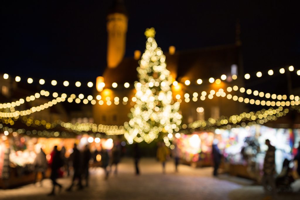 Weihnachtsmarkt im Hintergrund verschwommene Weihnachtslichter