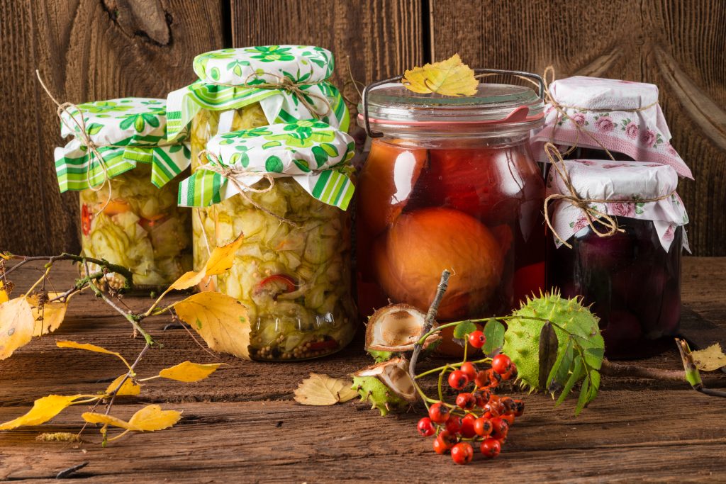 Einweckgläschen mit Leckereien füllen als nachhaltige Geschenkidee für Männer