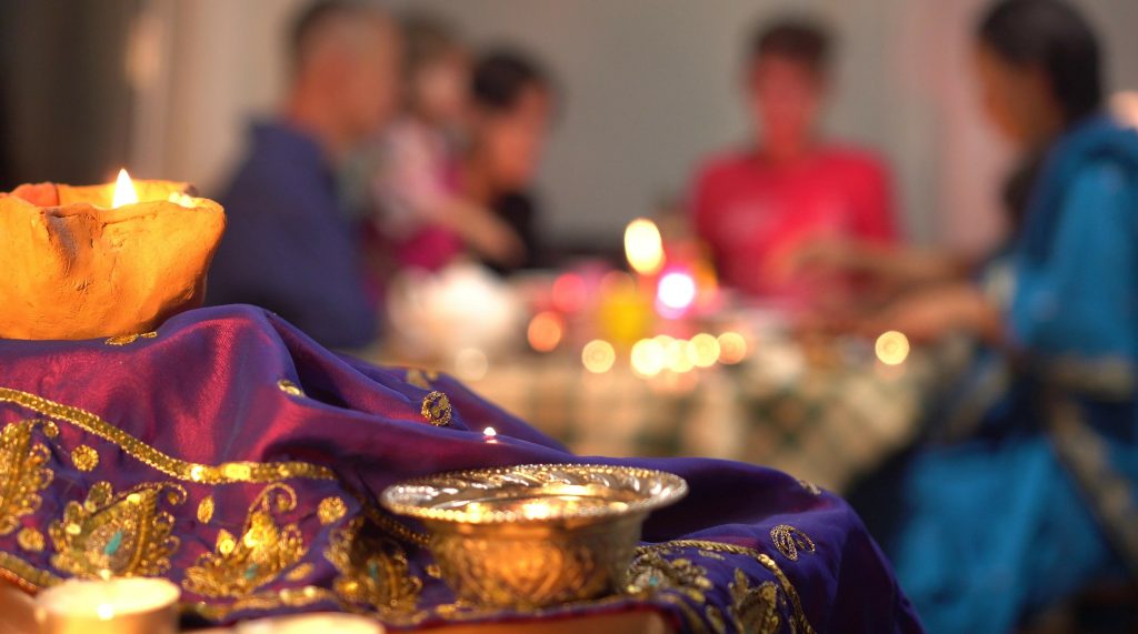 Familienfest Diwali mit vielen Lichtern