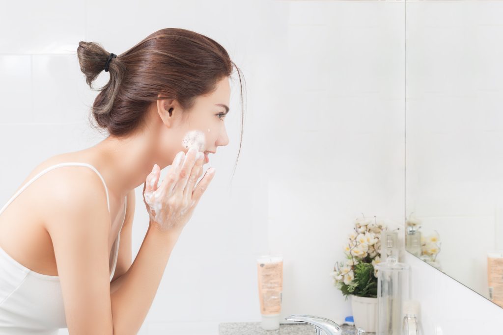 Vorsichtige Reinigung des Gesichts mit schonendem Pflegeprodukt