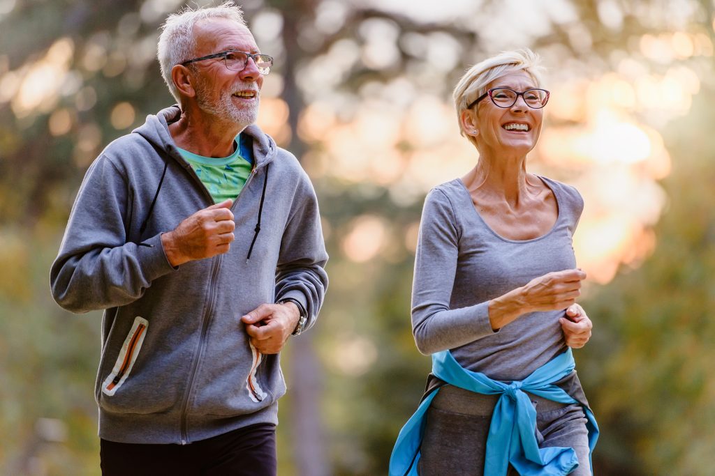 Älteres Pärchen beim sanften Joggen