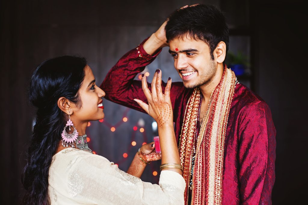 Eine indische Frau segnet Ihren Ehemann