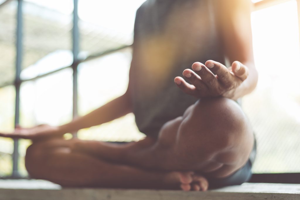 Meditation und Atemübungen födern die Heilung der Schilddrüse aus ayurvedischer Sicht