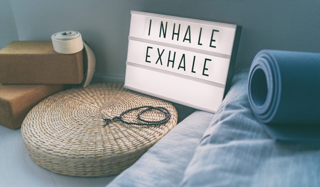 Yoga INHALE EXHALE Inspirationszeichen auf Lichtbox, Übrungsmatte, Sitzkissen, Yogablöcke.