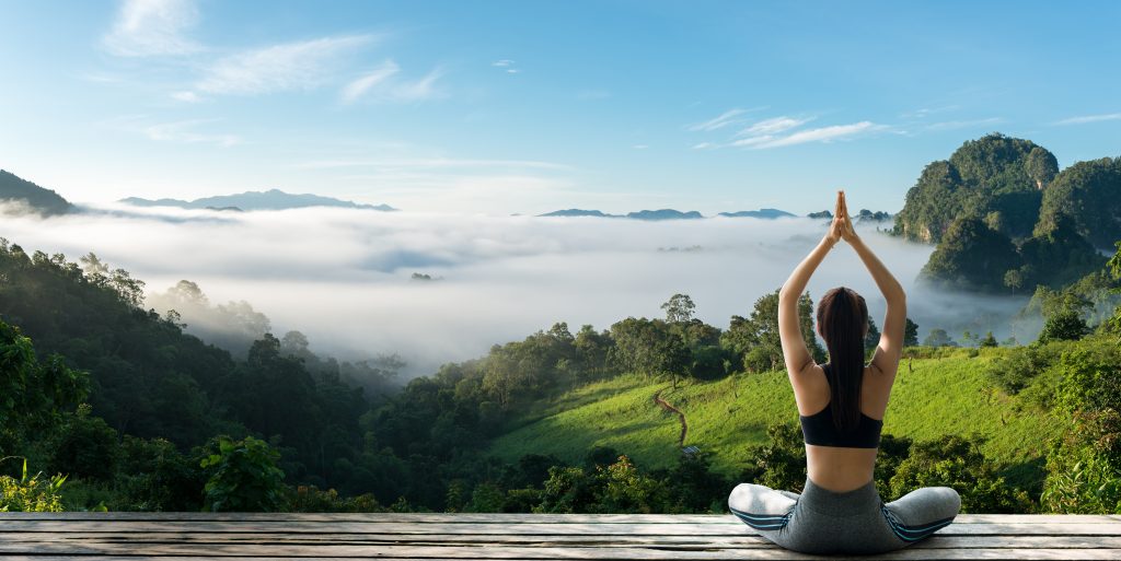 Frau, die in der Natur Yoga macht