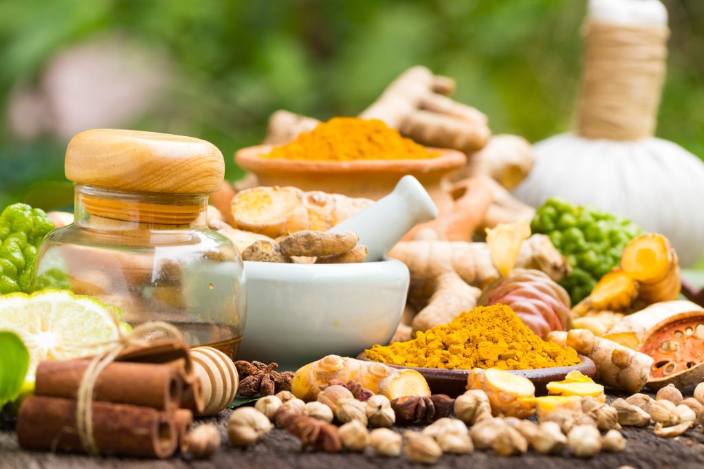 Ayurvedische Wurzelkräuter wie Ingwer und Kurkuma - Ayurveda zum Immunsystem stärken