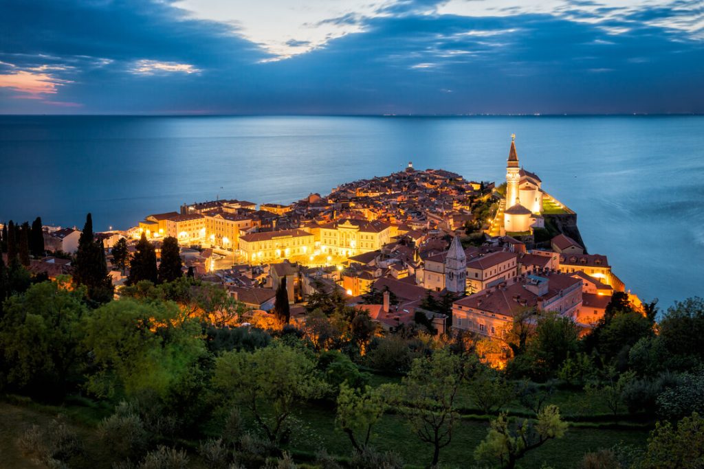 Slowenische Stadt Piran bei Nacht