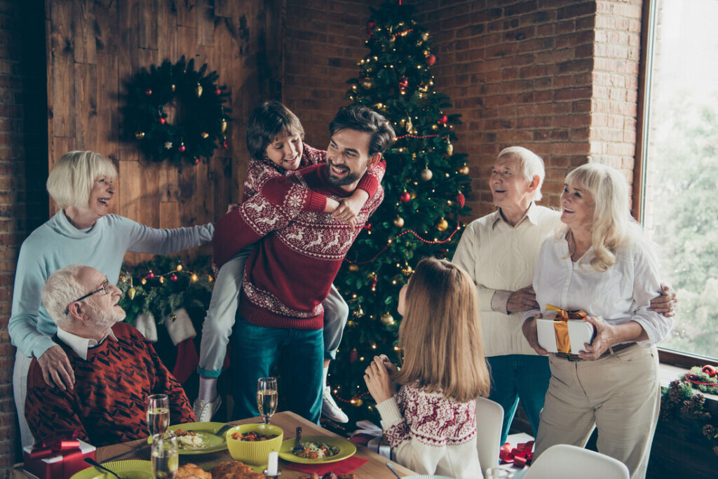 Familie feiert Weihnachten