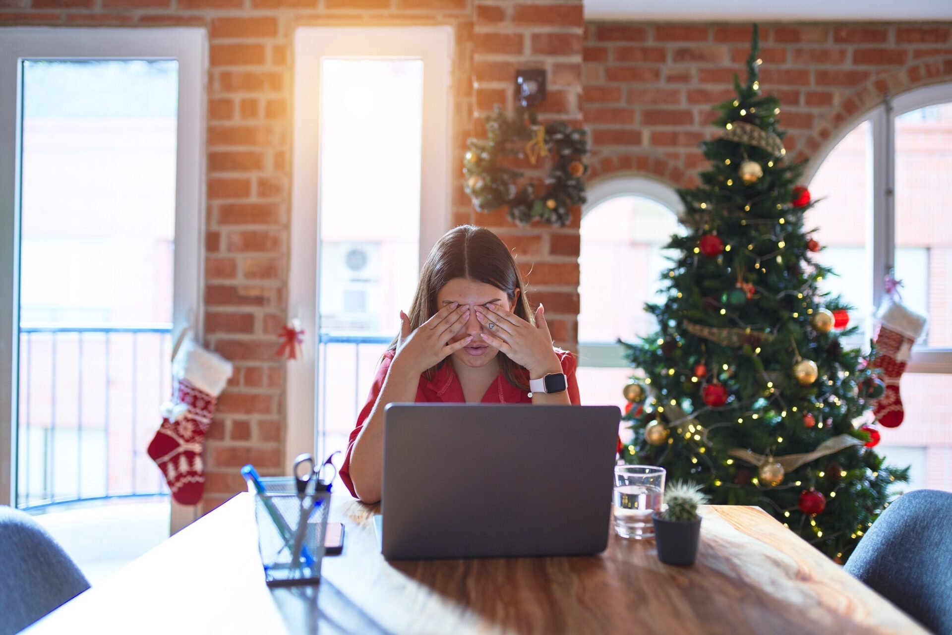 Frau am Laptop im Weihnachtsstress