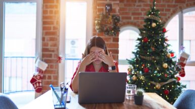 Frau am Laptop im Weihnachtsstress