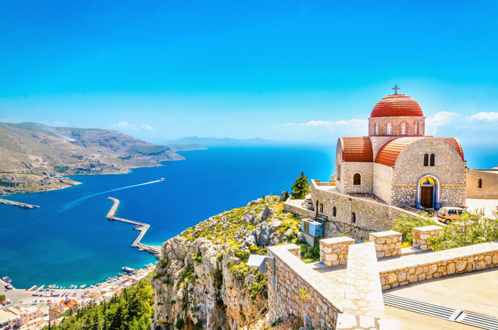 Griechische Landschaft am Meer mit Kirche