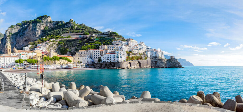 Amalfi Küste Italien, Häuser und Berg am Meer