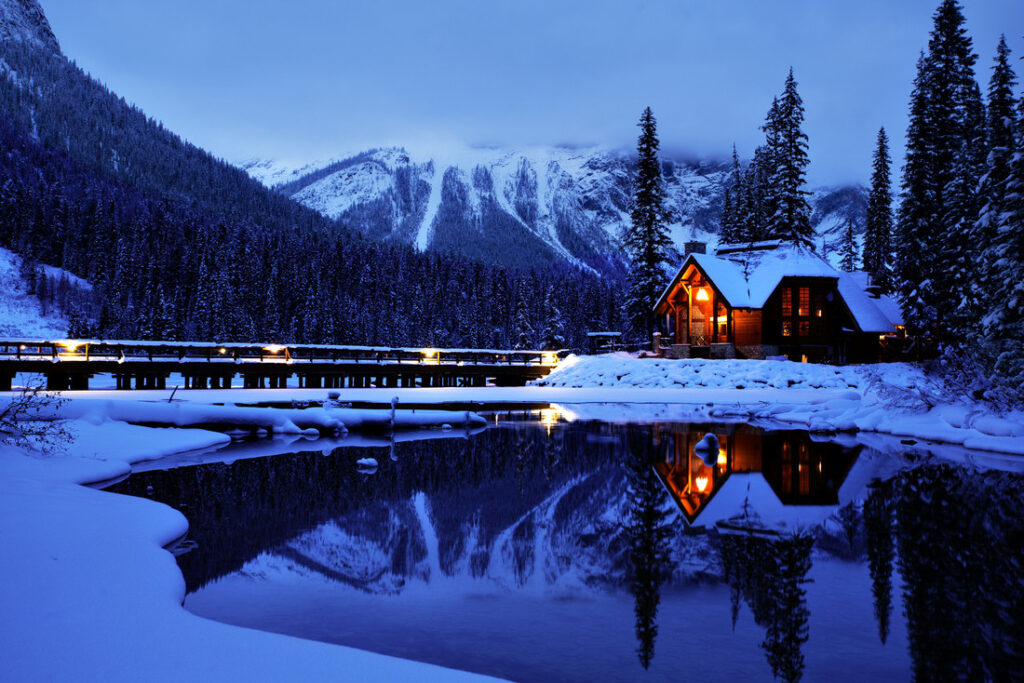 Berge und Zug in Kanada, verschneite Landschaft