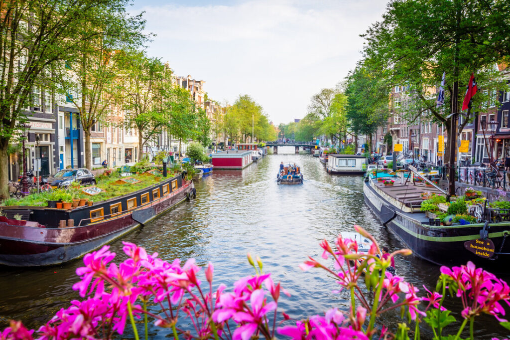 Kleiner Kanal in Amsterdam, Boote und Häuser