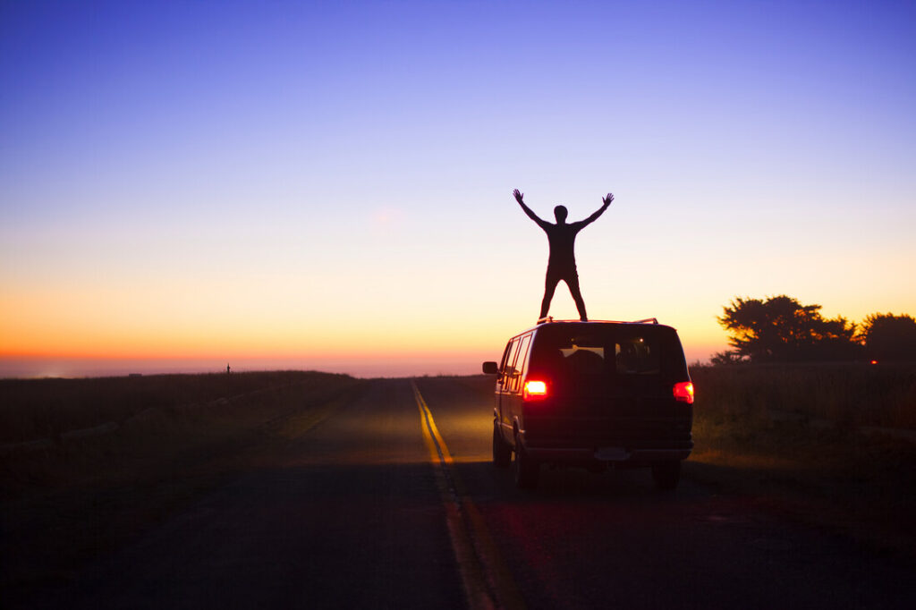 Mann auf Auto auf dem Road in den USA