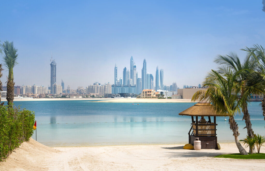 Skyline mit Hochhäusern von Dubai vor Strand