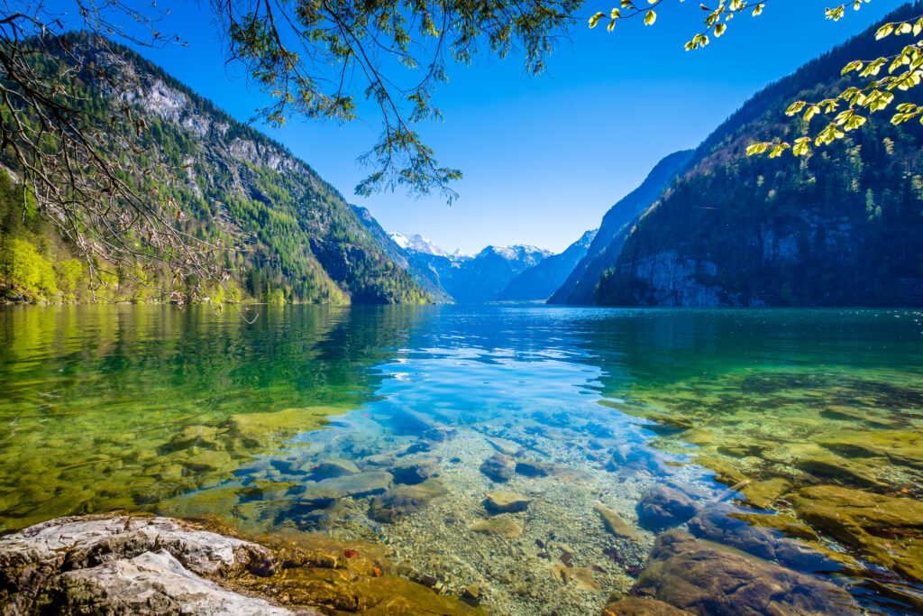 Der Königssee in Bayern mit Bergkulisse im Hintergrund