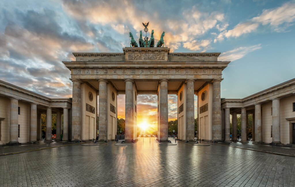 Das Brandenburger Tor in Berlin bei Sonnenuntergang