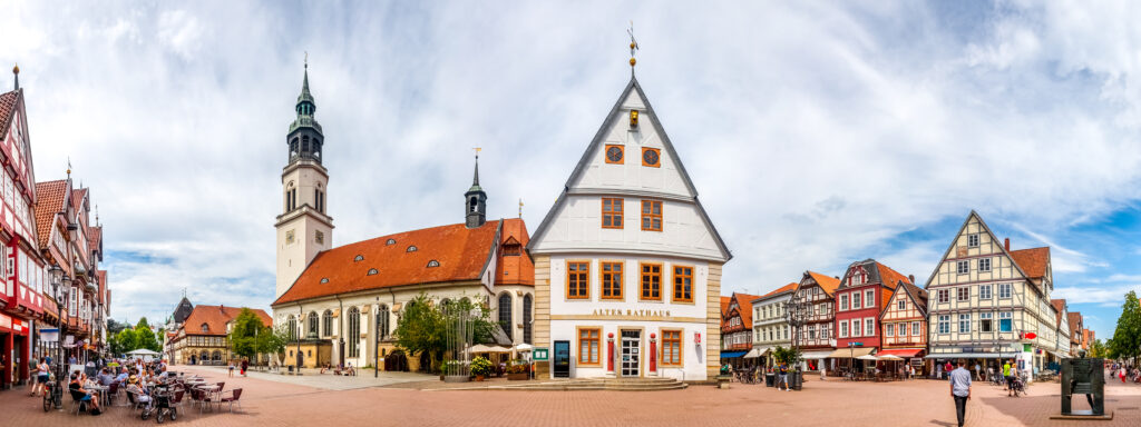 Marktplatz mit bunten Fachwerkhäusern und einer Kirche in Celle 
