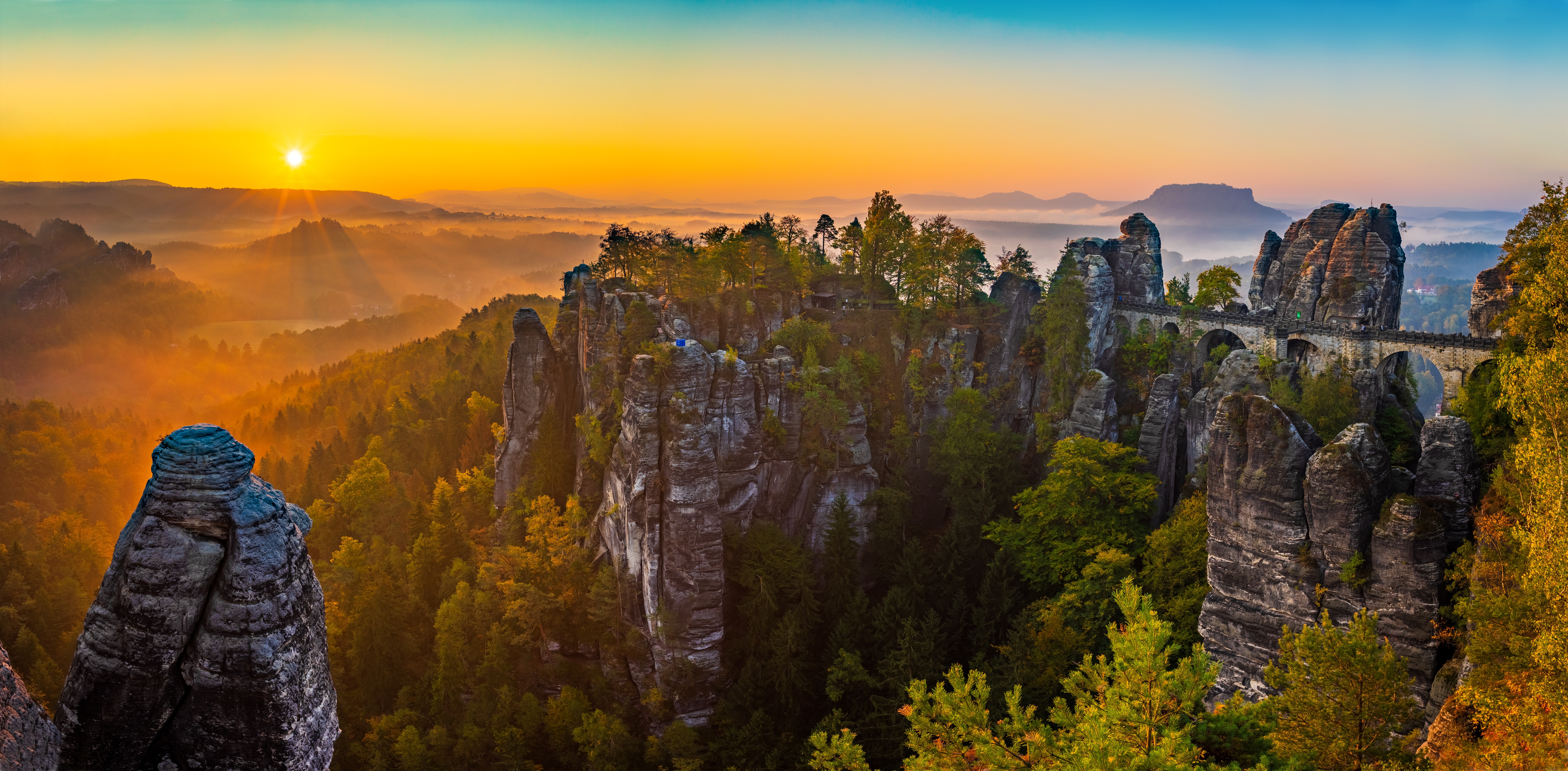 Sonnenaufgang in der Felslandschaft des Elbsandsteingebirges