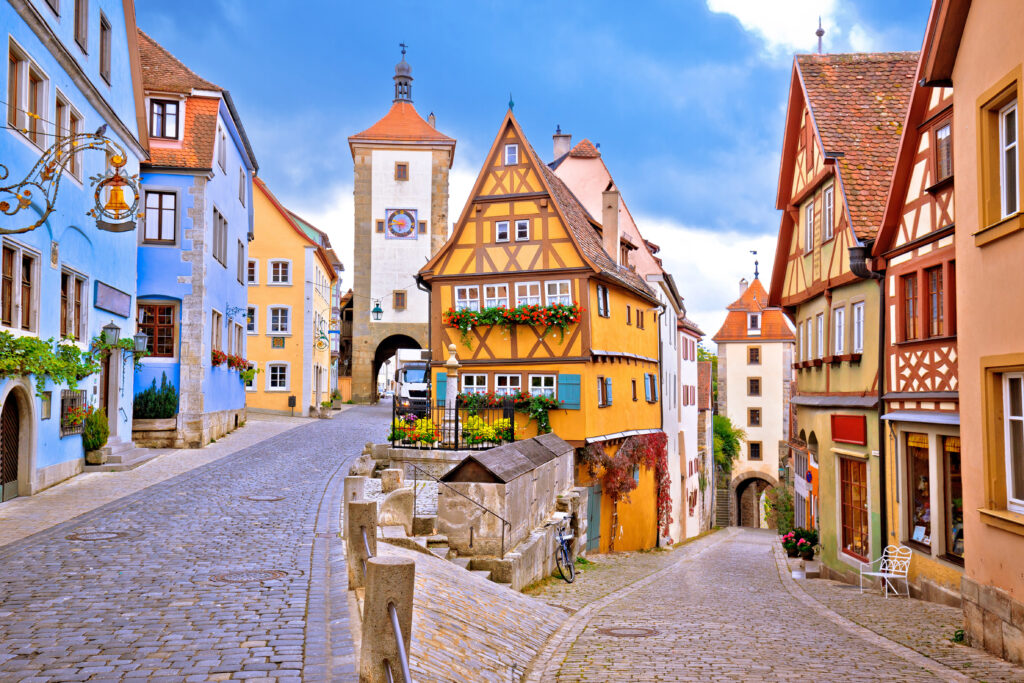 Bunte Fachwerkhäuschen und kleine Gassen mit Kopfsteinpflaster in Rothenburg ob der Tauber 