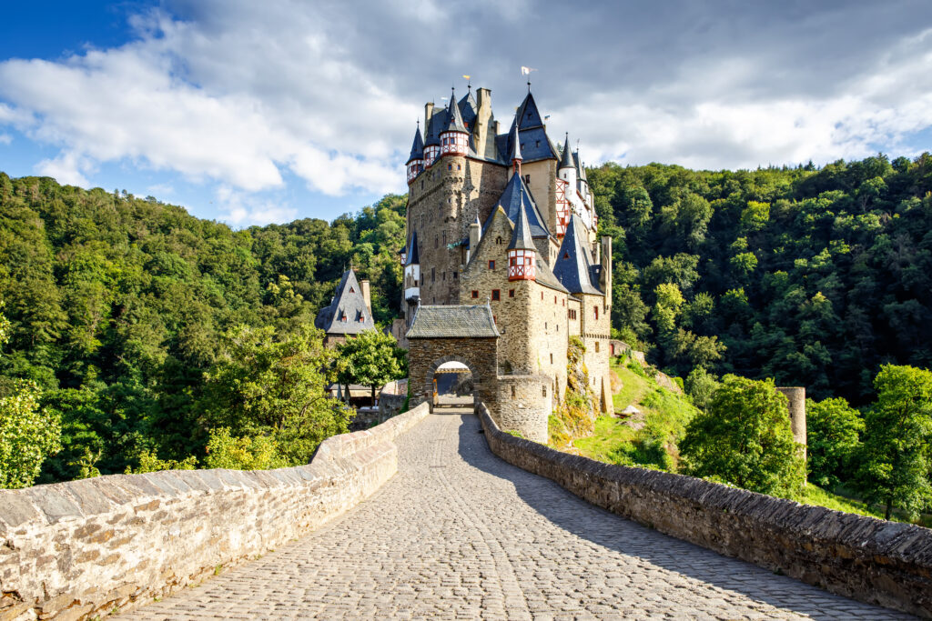 Burg Eltz im Naturschutzgebiet in der Eifel