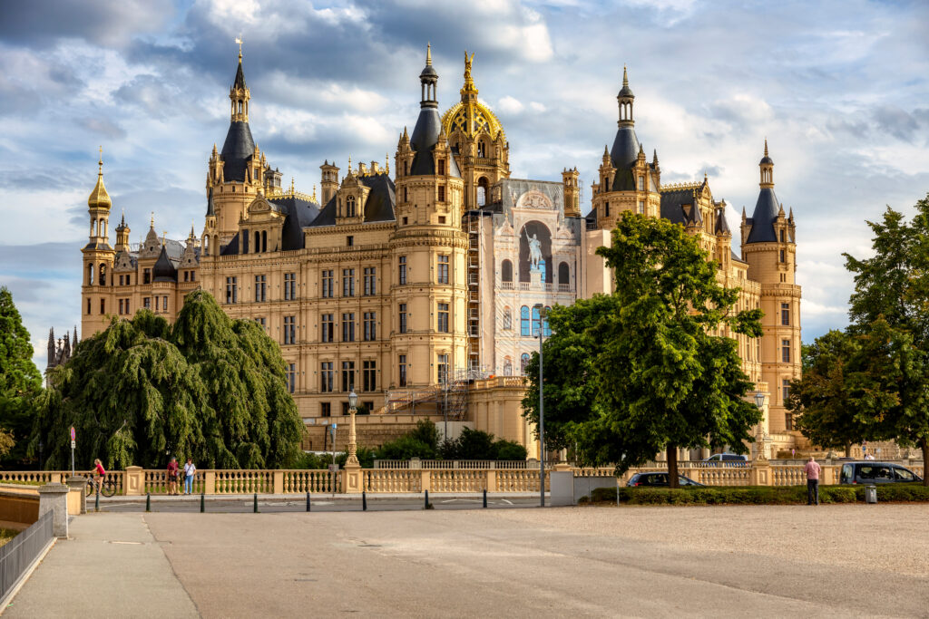 Das Schweriner Schloss mit seinen goldenen Schlosstürmen