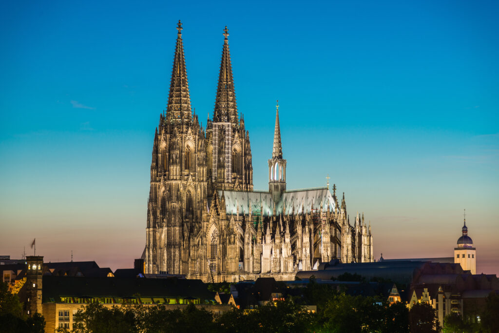 Der beleuchtete Kölner Dom in der Kölner Abenddämmerung