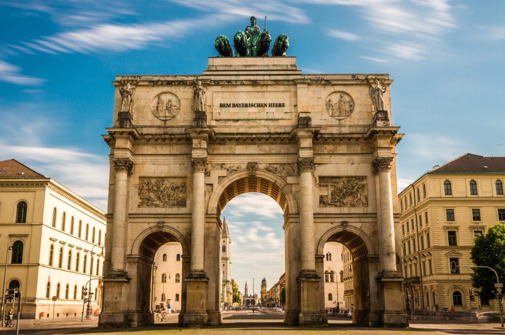 Das Siegestor in München mit seinen drei Torbögen und antiken Verzierungen
