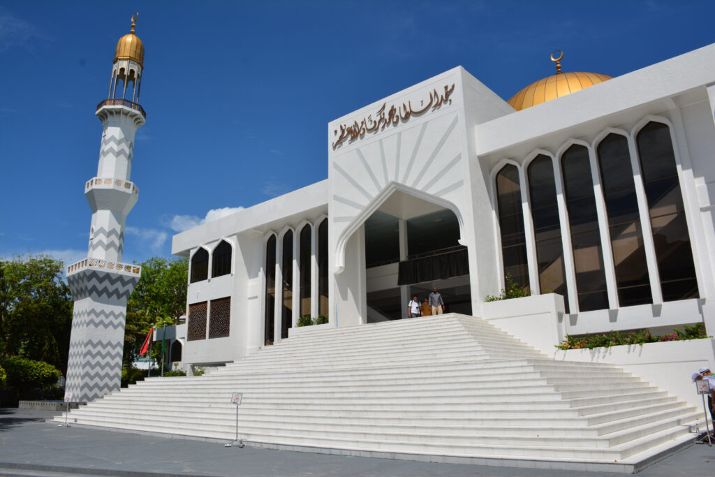 Sehenswürdigkeit in der Hauptstadt der Malediven: Weiß-goldene Fassade der Moschee mit Kuppel und Minarett-Turm