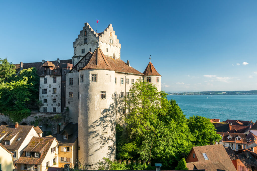 Die Burg Meeresburg am Ufer des Bodensees