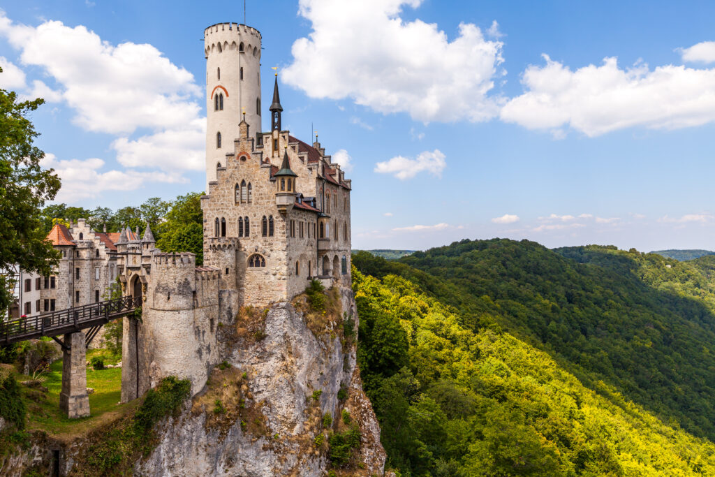 Schloss Lichtenstein auf einem steilen Felsen im Wald