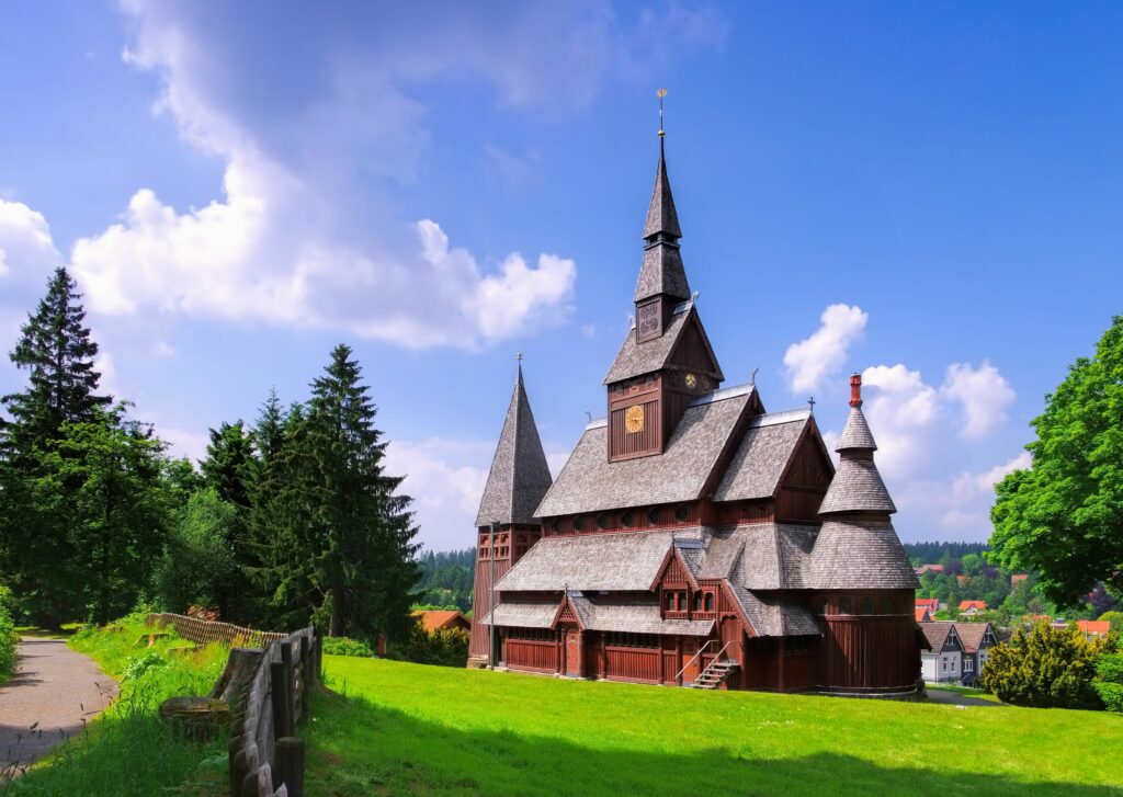 Die Stabkirche Hahnenklee mit ihrer Holzfassade und den imposanten Türmen
