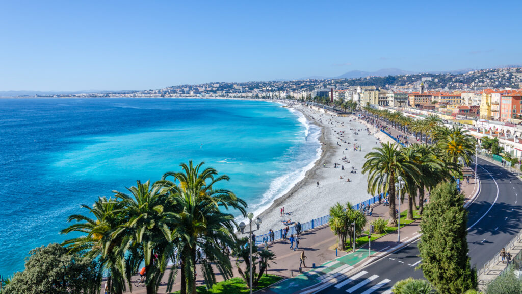 Die palmengesäumte Promenade des Anglais,der Sandstrand von Nizza und das azurblaue Mittelmeer 