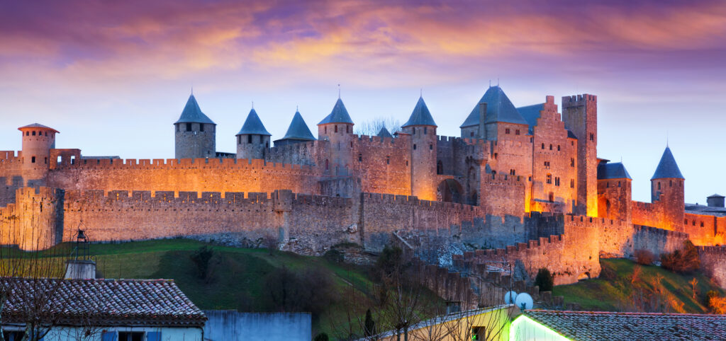 Die beleuchtete Festungsmauer der Altstadt von Carcassonne, mit ihren Türmen 